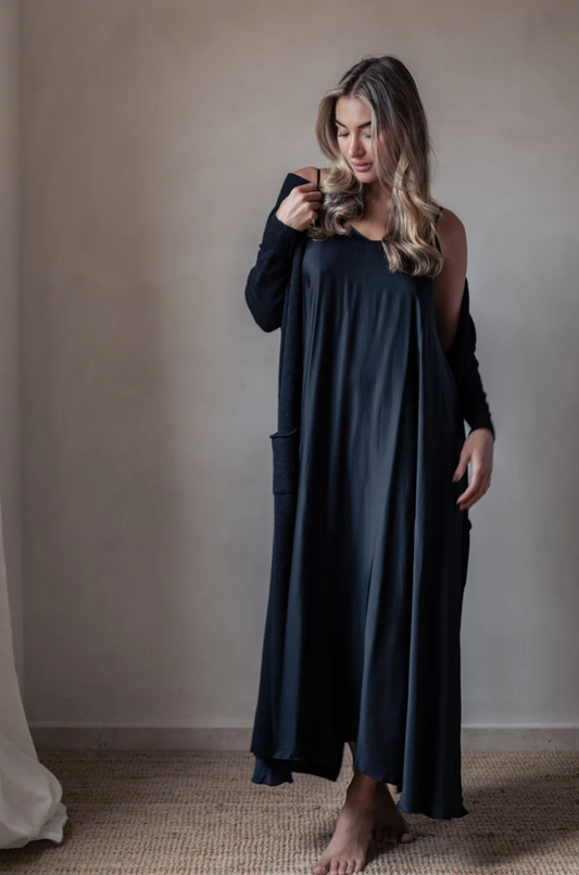 robe_noir_satin_radiance_sina_and_co