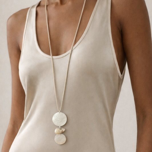 sautoir_beige_essentiel_sina_and_co