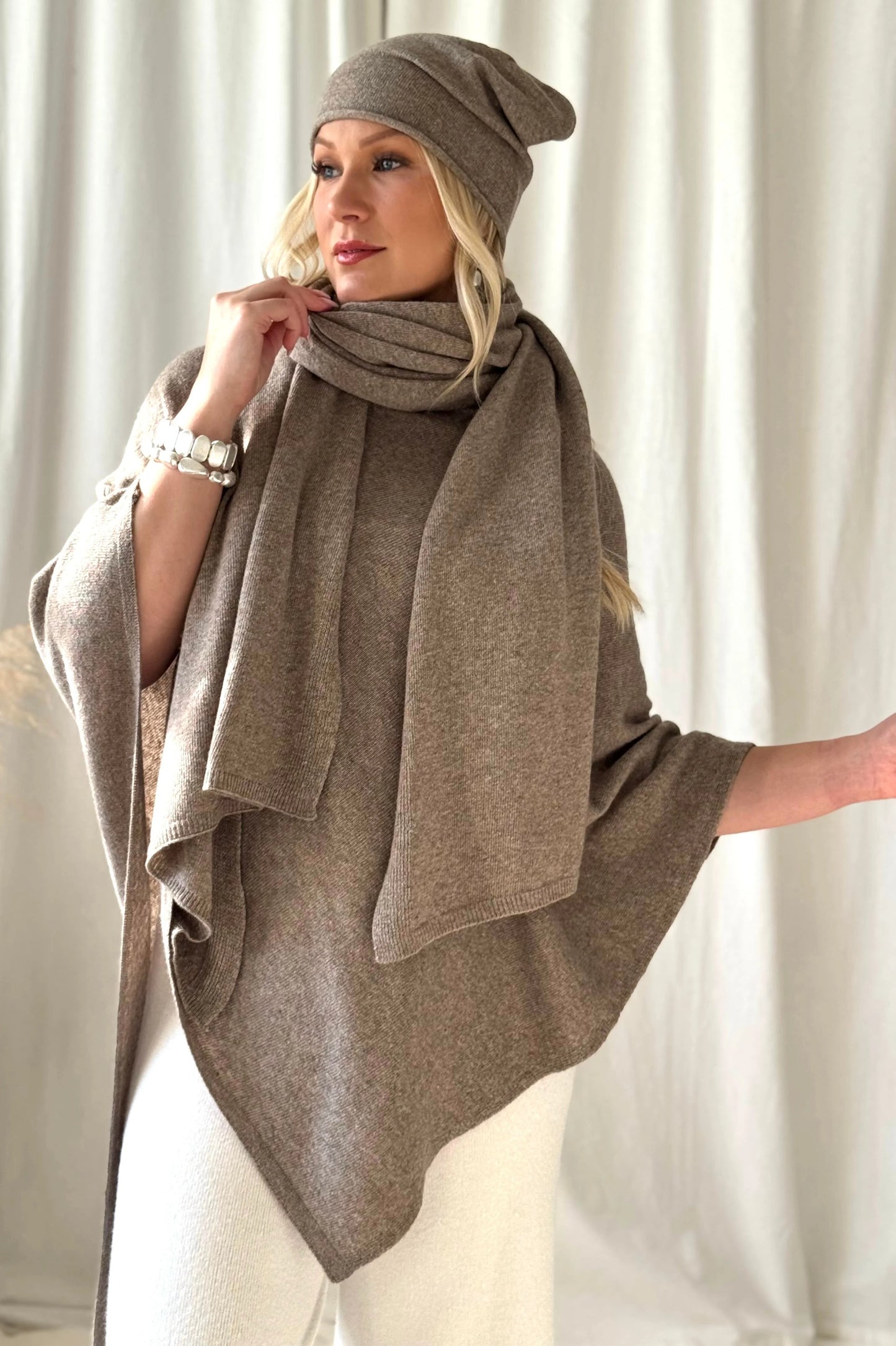 Poncho_dawn_sina_and_co_taupe