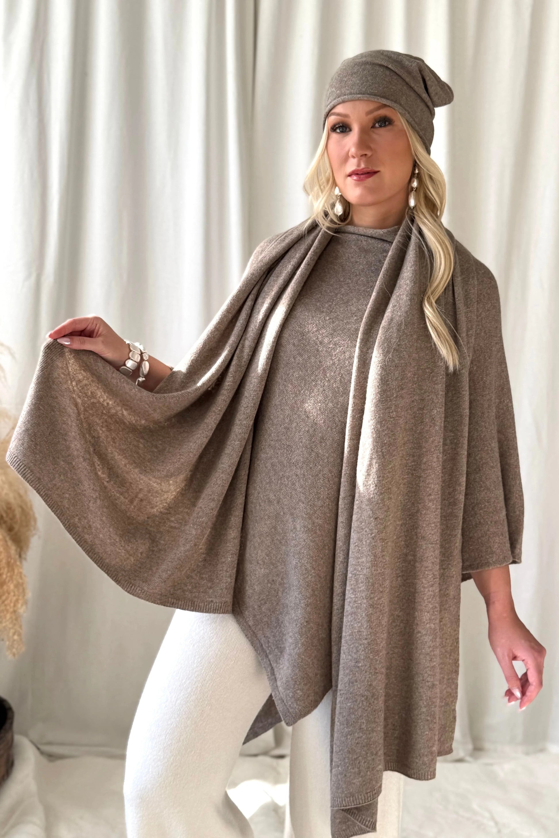 Poncho_dawn_sina_and_co_bypias