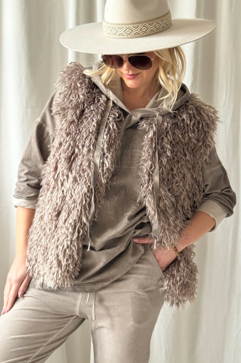 veste_taupe_furry_fourrure_sina_and_coi_bypias