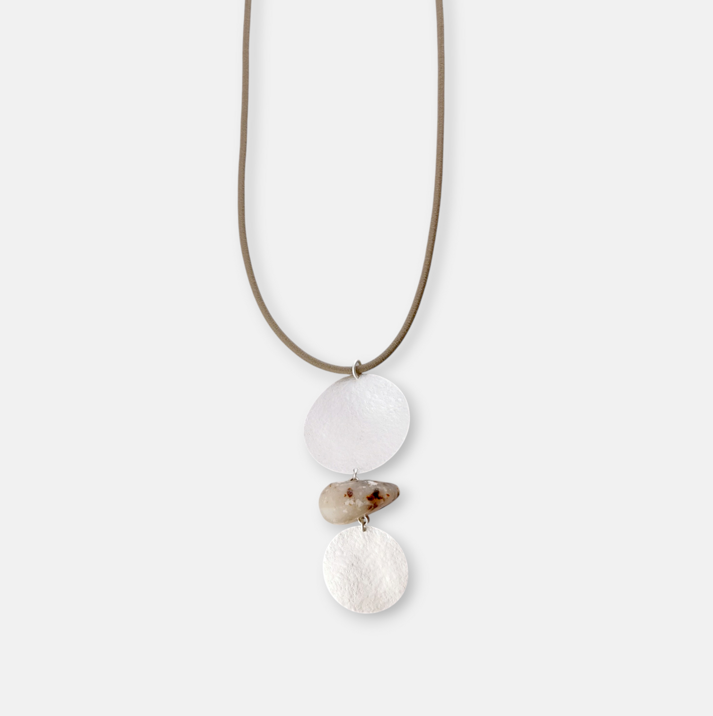 sautoir_beige_essentiel_sina_and_co_rosanna