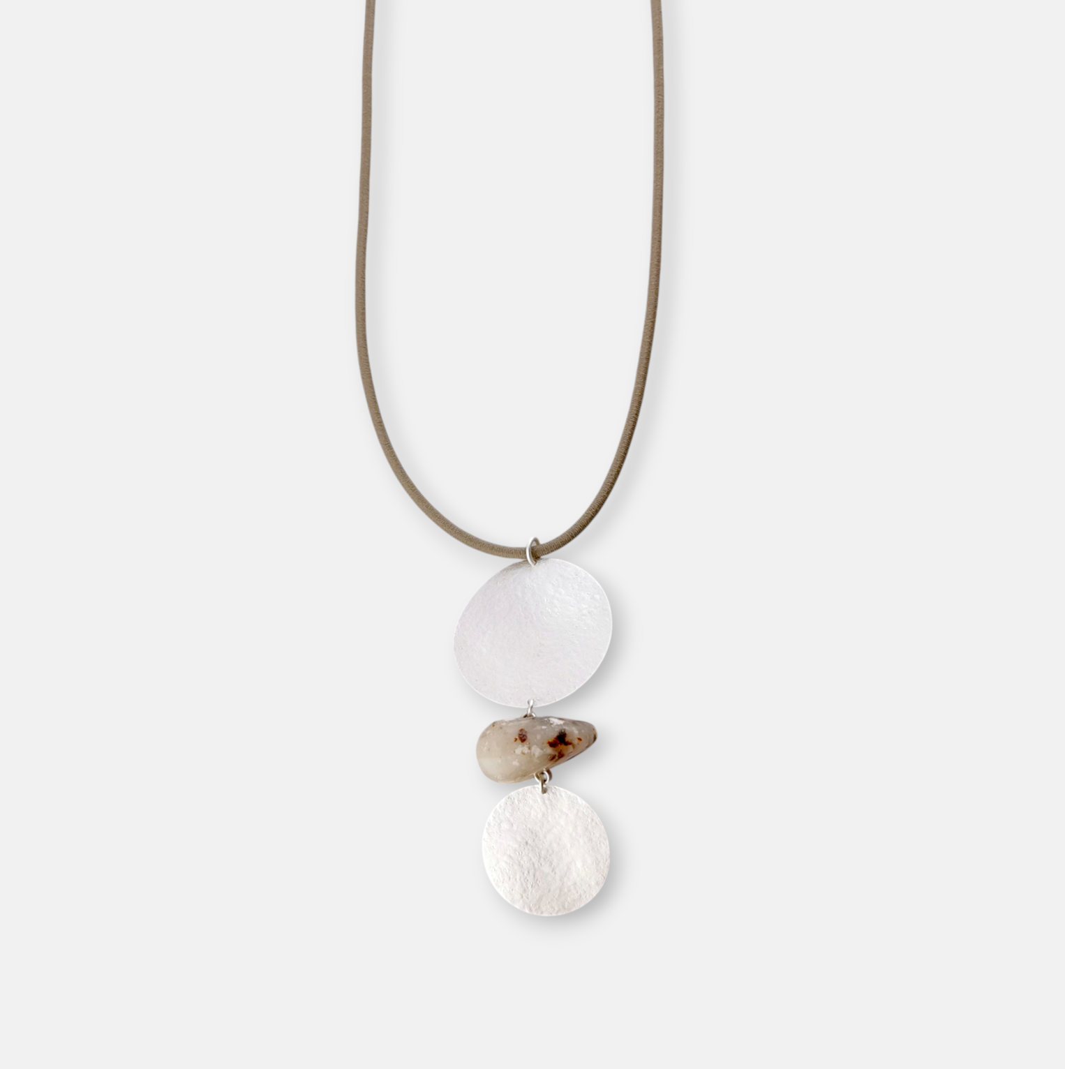 sautoir_beige_essentiel_sina_and_co_rosanna