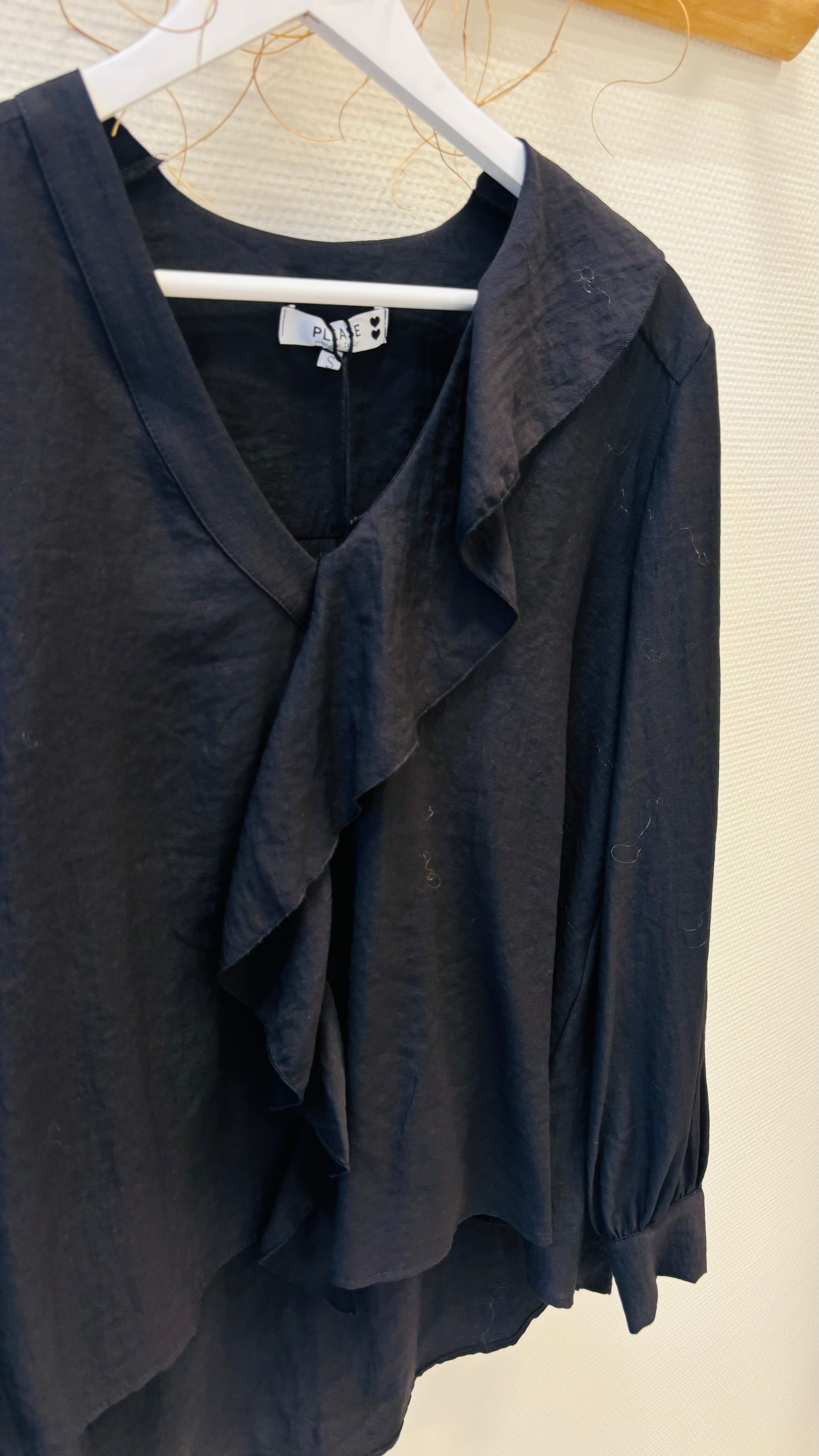 chemise_volant_noir_sina_and_co_please